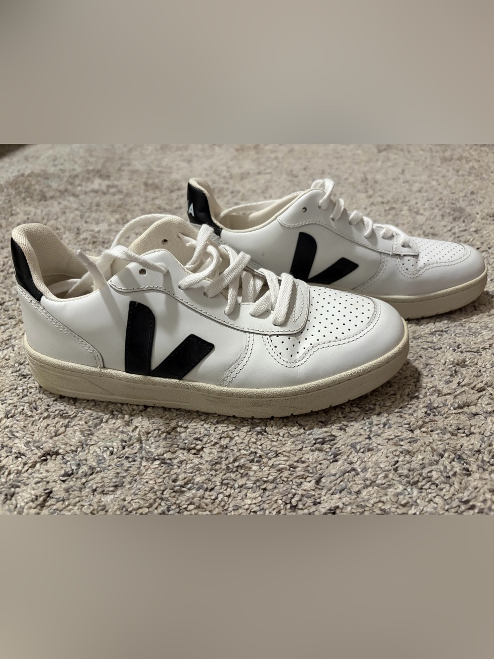 Veja V-10 Leather Sneakers size 7, EU 38